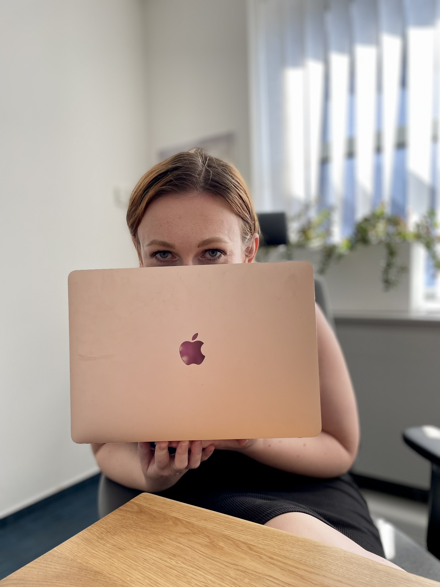 Kateřina Hůtová na webináři o kyberbezpečnosti. 2024.