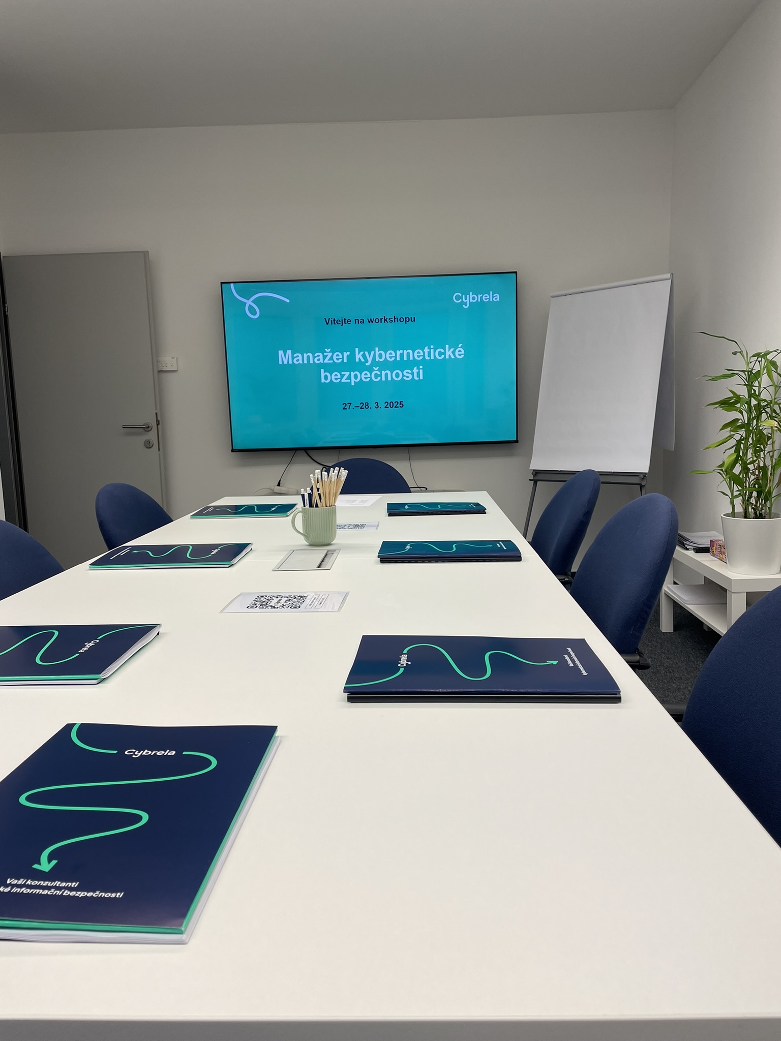 Školící místnost pro workshop manažera kybernetické bezpečnosti. Cybrela 2025.